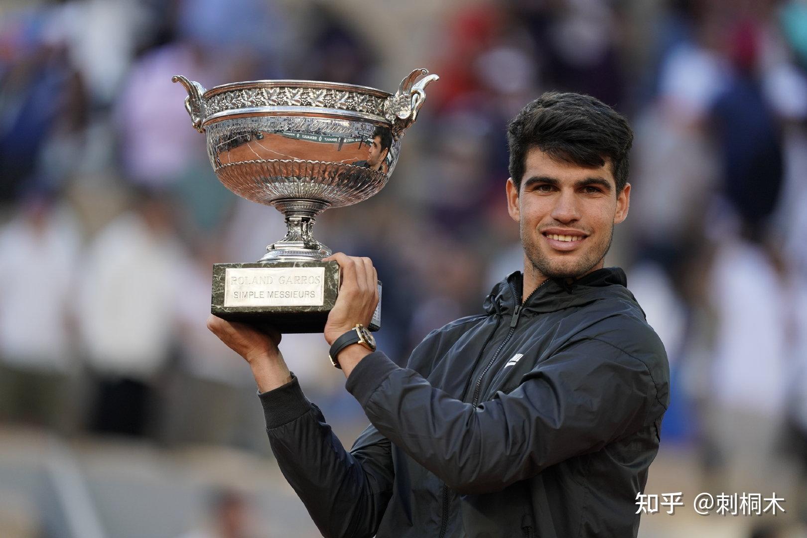 金球乱纪元：当登贝莱撕碎姆巴佩的旧王座，谁说新王不当立？.